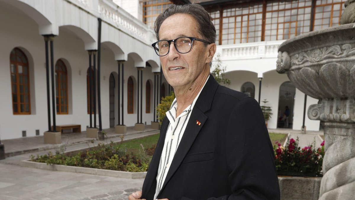 Marcelo Aguirre nació en Quito en 1956. Actualmente reside en Montpellier, Francia y divide su tiempo entre la ciudad francesa y Ecuador.