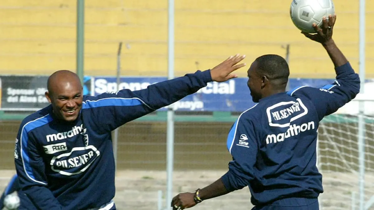 Raúl Guerrón bromeado con Walter Ayovi en la Tri del 2002.