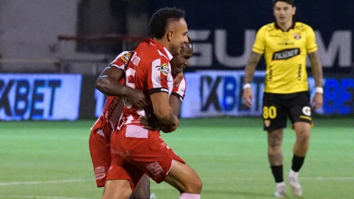 La clebración de Bagner Delgado de Técnico Universitario y su gol ante Barcelona.