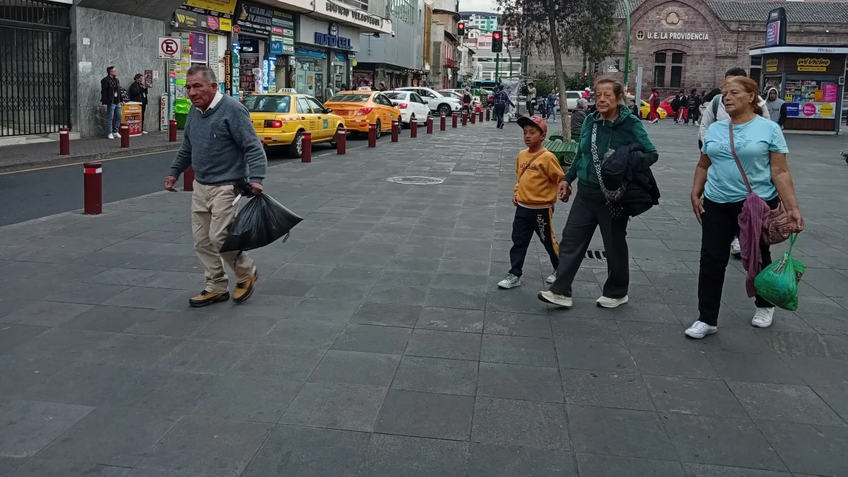 Traslados. Las personas caminaron largas distancias ante la medida.