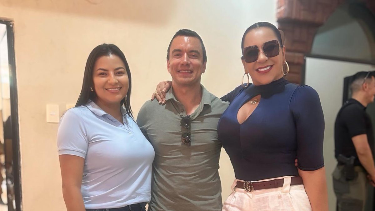 De izquierda a derecha, Yuri Colorado, el presidente Daniel Noboa y Roberta Zambrano durante un encuentro político en Esmeraldas.