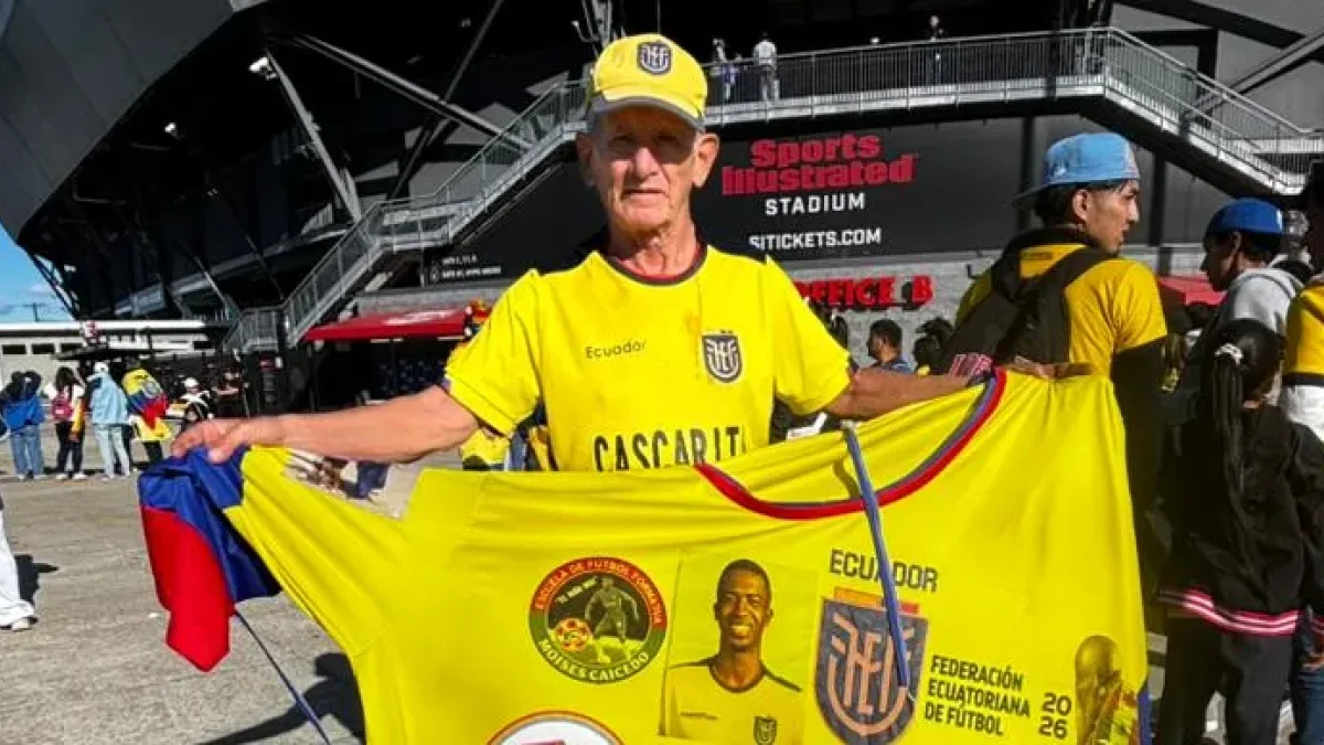 Manuel Cascarita Loor, fue desde Manta al Mundial para dar un show de malabares.