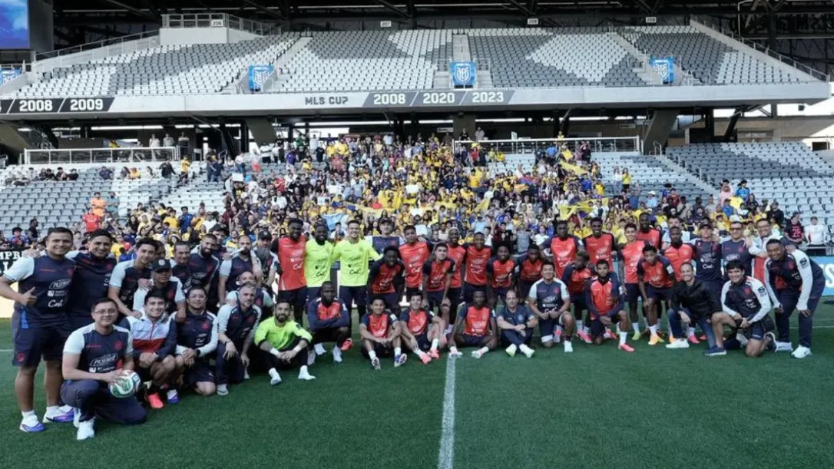 La selección de Ecuador recibe apoyo musical de los niños de Nansana Kids.