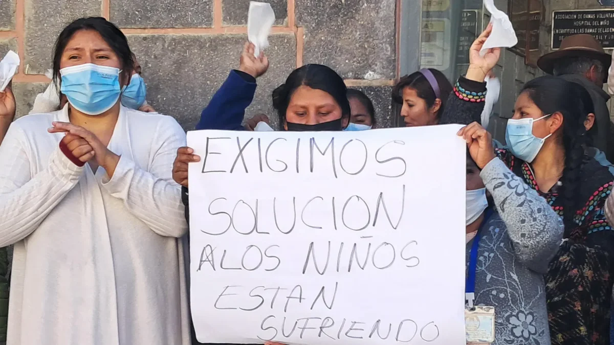 Personas protestan para pedir soluciones a los bloqueos de carreteras que exigen la renuncia del presidente Rodrigo Paz.