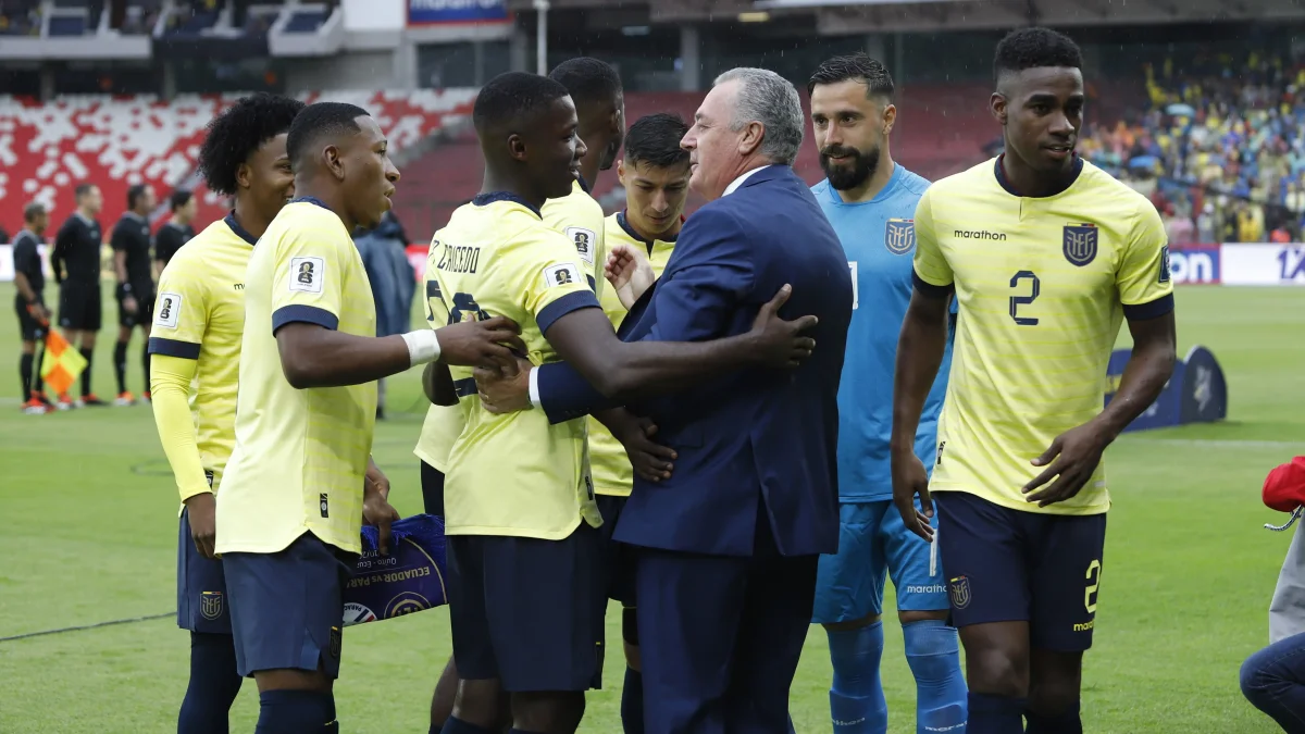 Alfaro se reencontró con los jugadores de Ecuador en el duelo ante Paraguay por eliminatorias.