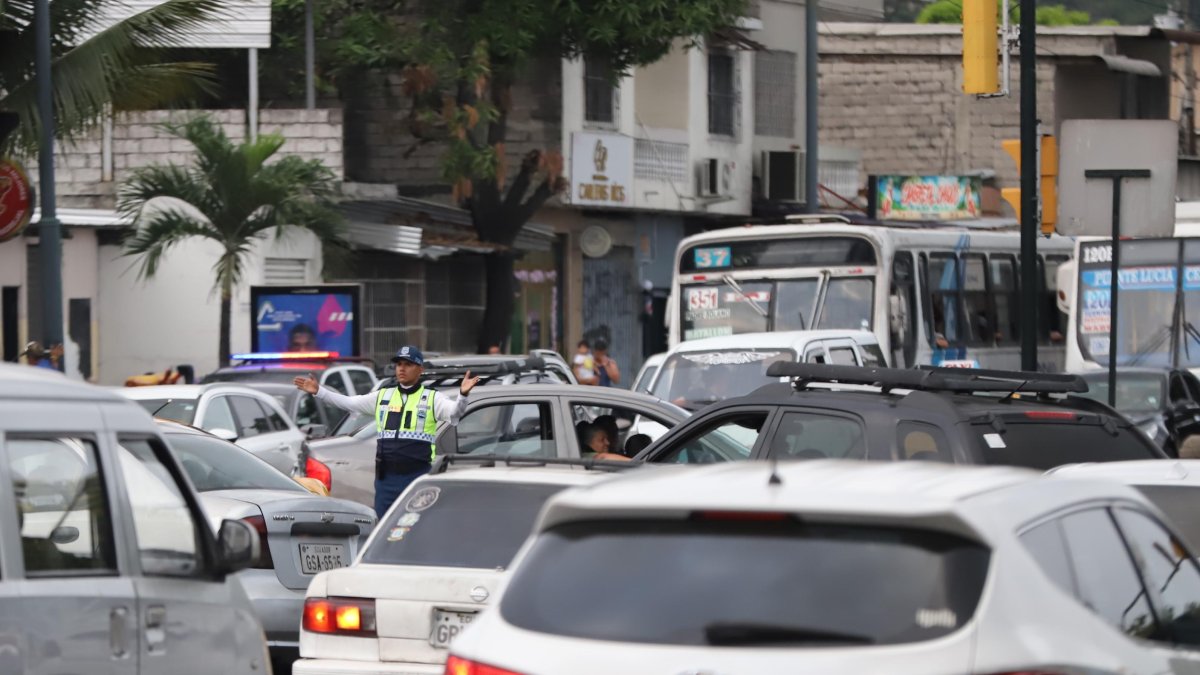 Realidad. Desde las 17:00, la avenida registra una alta afluencia vehicular; sin embargo, el congestionamiento es evidente, principalmente por la circulación de buses y vehículos particulares.