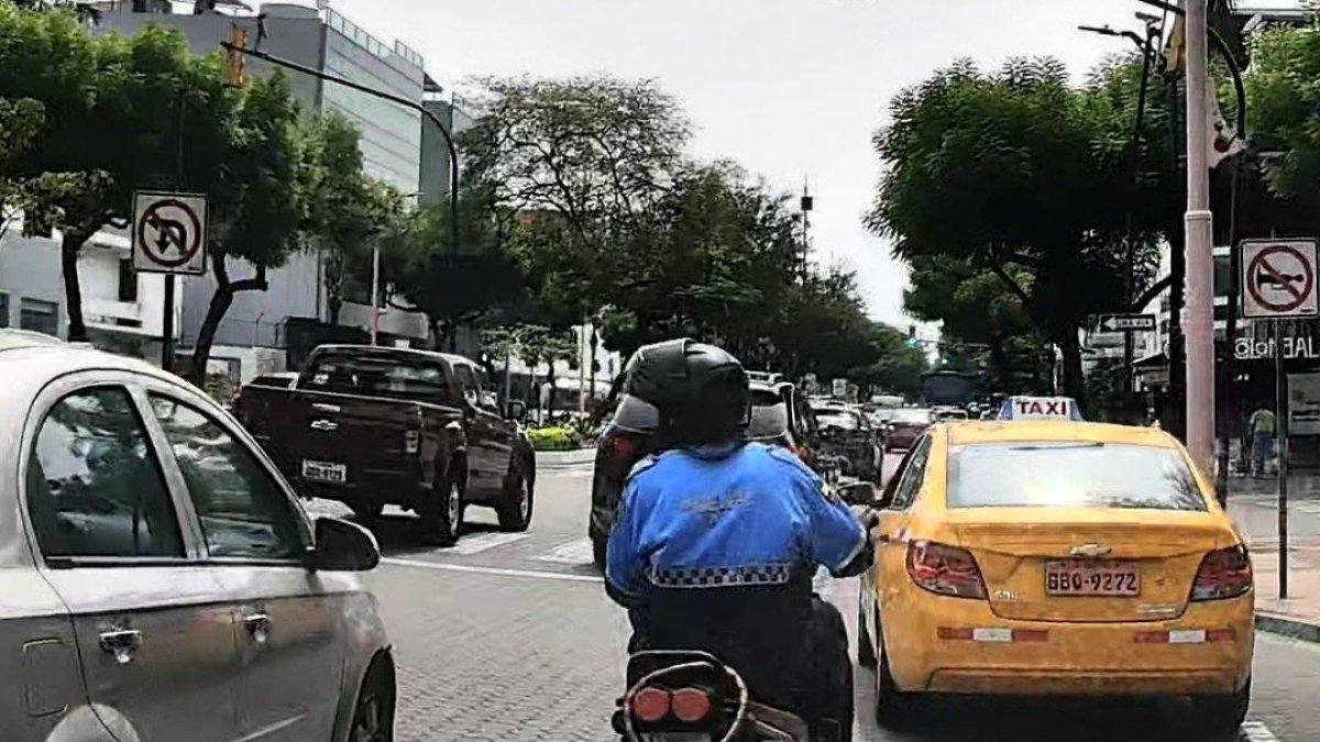 ATM multa a agente en Urdesa