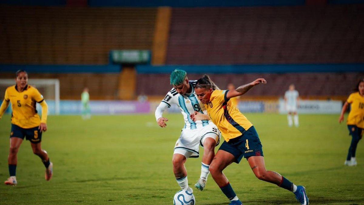 Justin Cuadra defensa de la selección de Ecuador ante Argentina.
