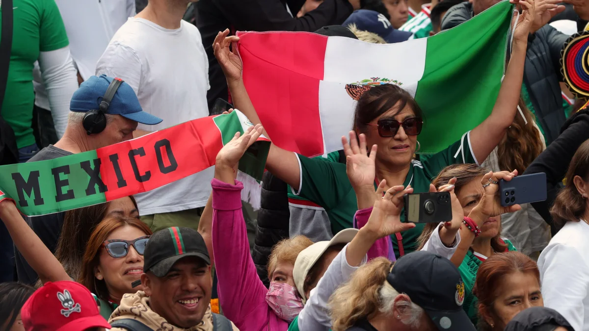 Hinchas de México alientan a su selección previo a su debut ante Sudáfrica.