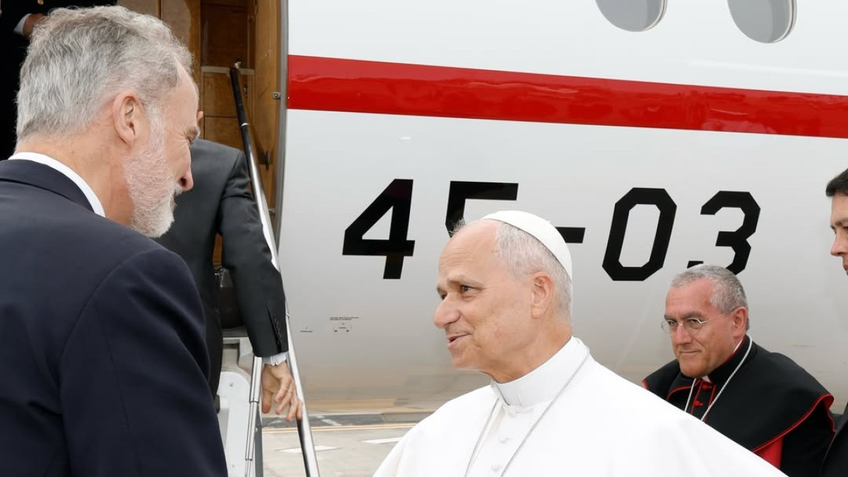 El rey Felipe VI cedió su avión para que trasladen al papa a Roma.
