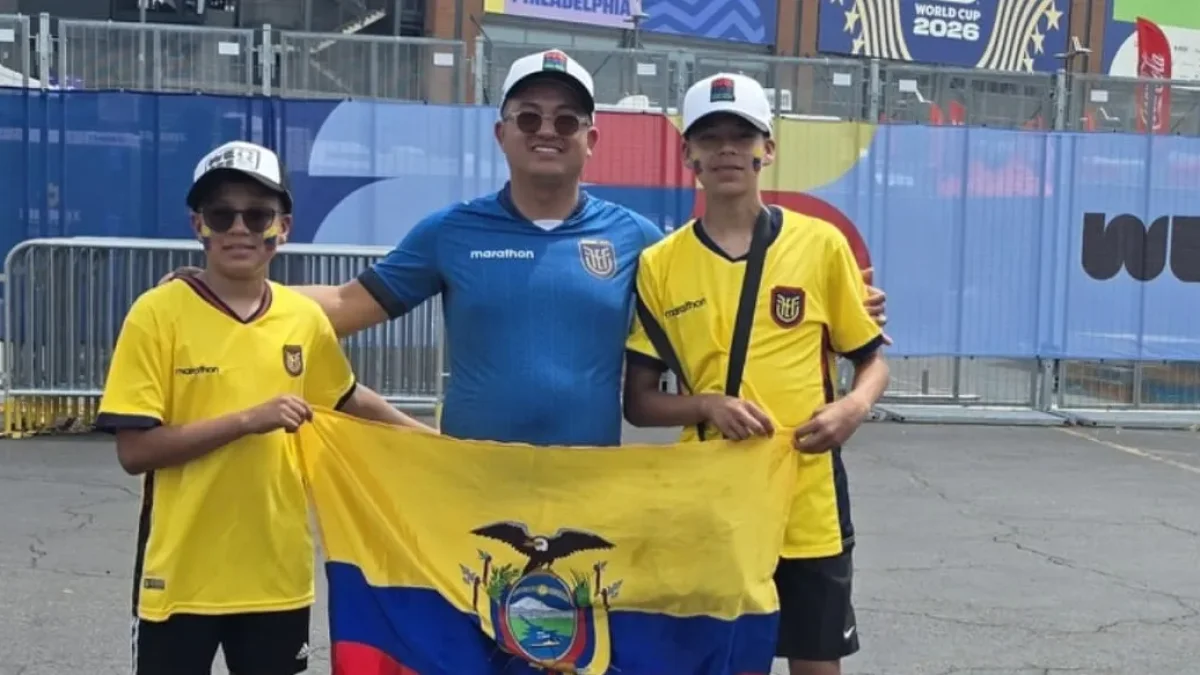 Ecuatorianos en el Lincoln Financial Field de Filadelfia: Franklin Benavides junto a sus hijos, Franklin José y Josué Derian.