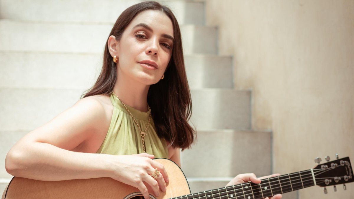 Ceci Juno es una cantautora, compositora y musicoterapeuta guayaquileña, conocida en la escena independiente. Actualmente está radicada en México.