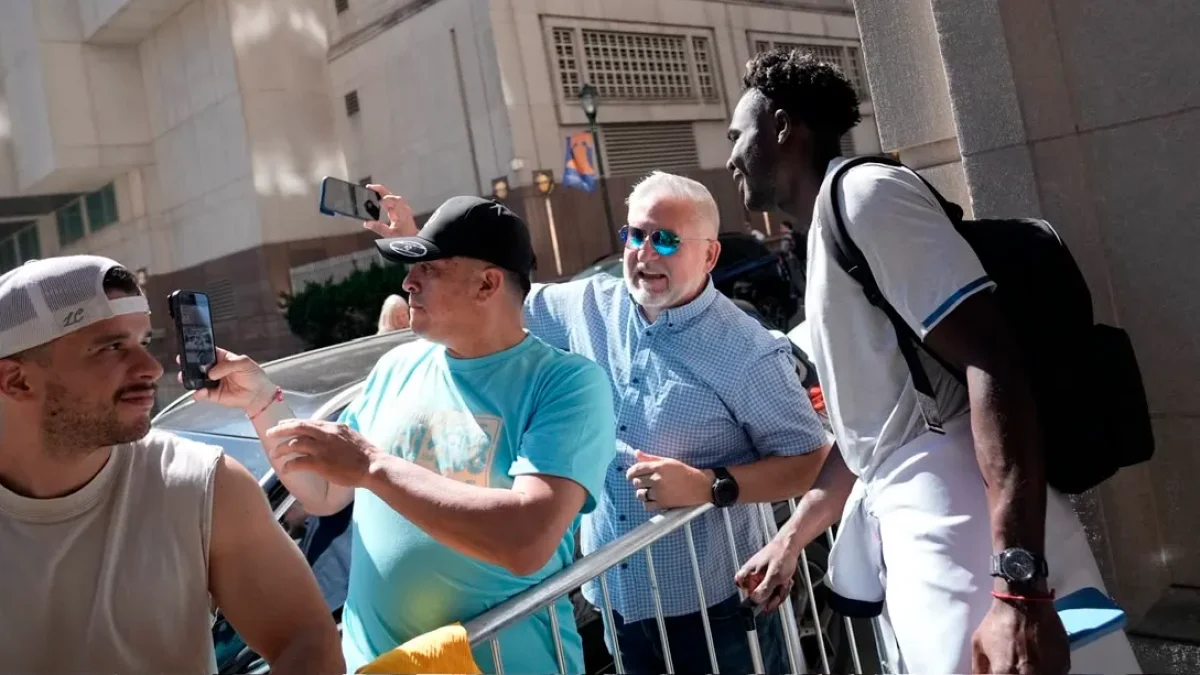 Jordy Caicedo y los hinchas de la Tricolor que lo recibieron a su regreso a Columbus.