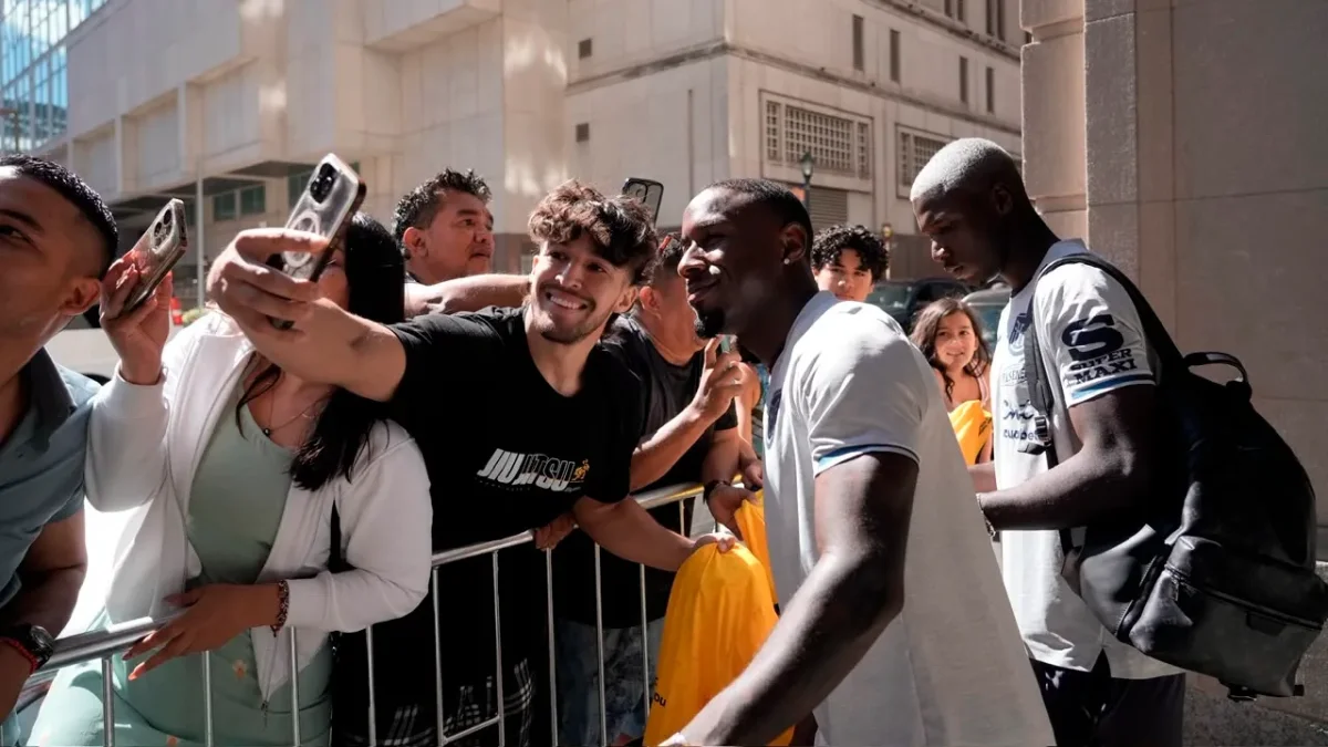 John Yeboah Zamora y Moisés Caicedo con los hinchas en Columbus.