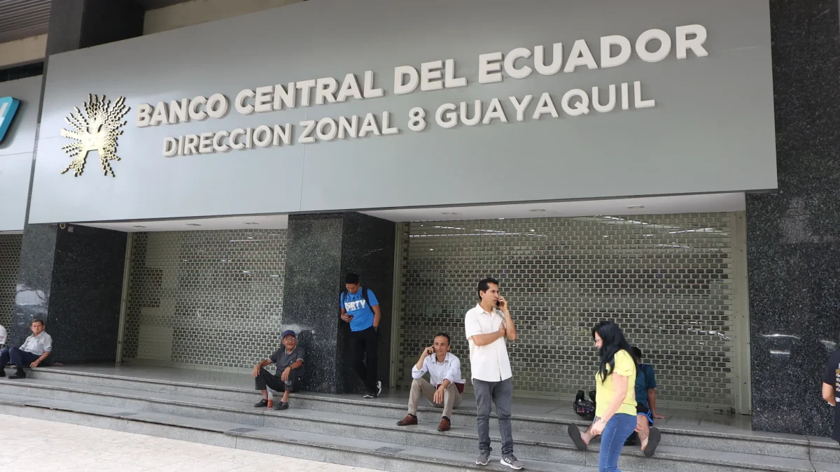 Personas están al pie del edificio del Banco Central de Ecuador, en Guayaquil.