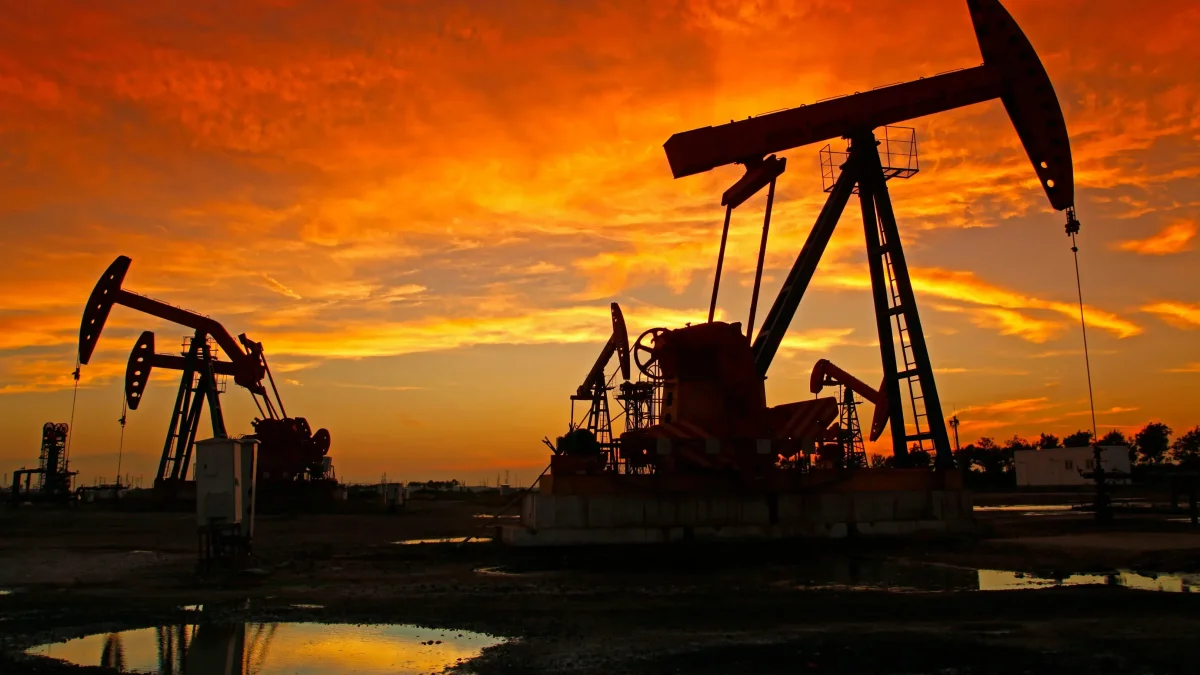 El trabajo para extraer el petróleo desde los pozos.