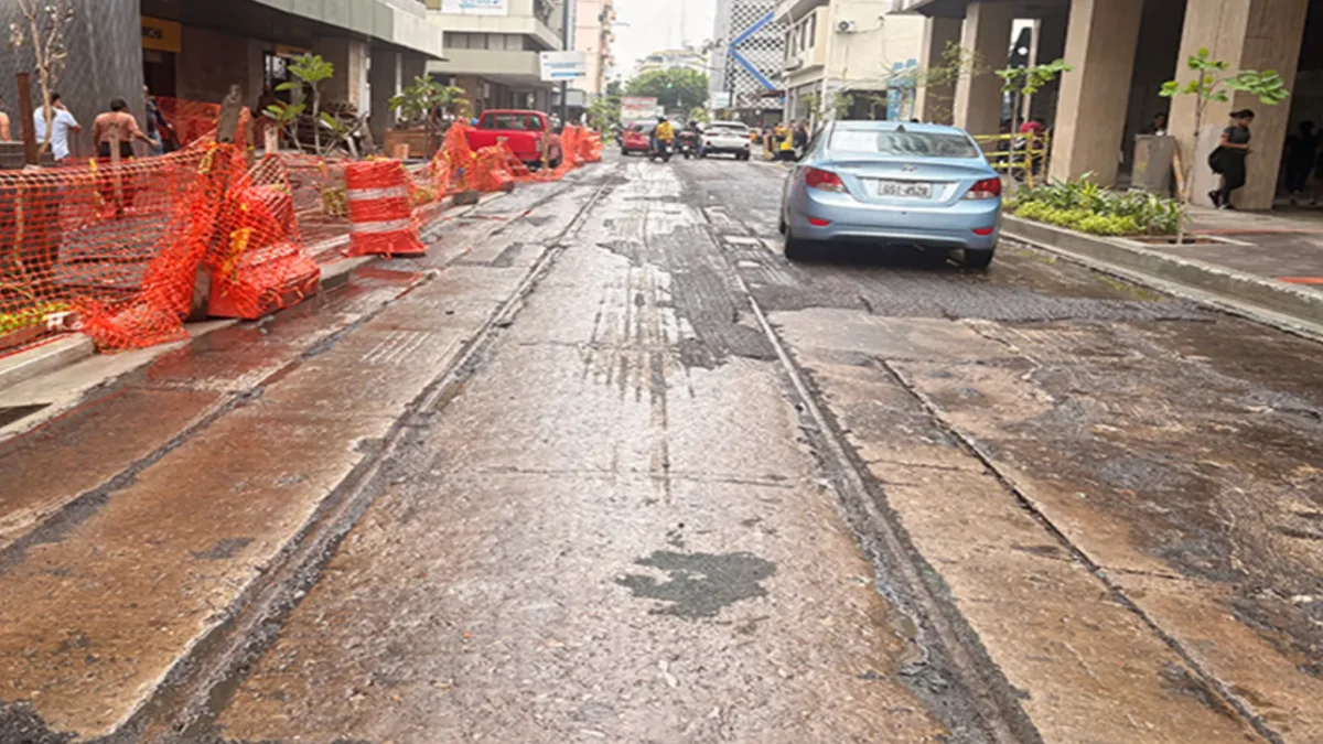 Obras en el centro de Guayaquil dejan al descubierto rieles históricos.