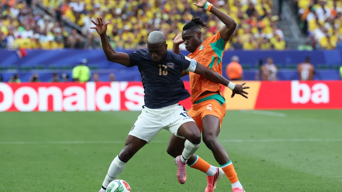Enner Valencia disputa un balón con un rival de Costa de Marfil.
