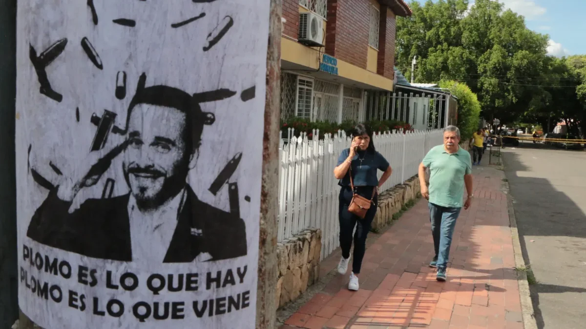 Personas caminan junto a un cartel alusivo al ultraderechista Abelardo de la Espriella.