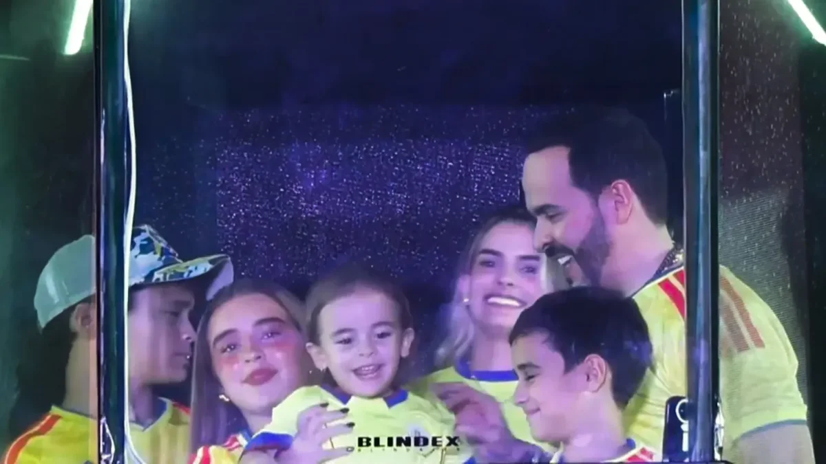 El ultraderechista Abelardo de la Espriella ganador de la segunda vuelta presidencial de este domingo en Colombia celebra con su familia