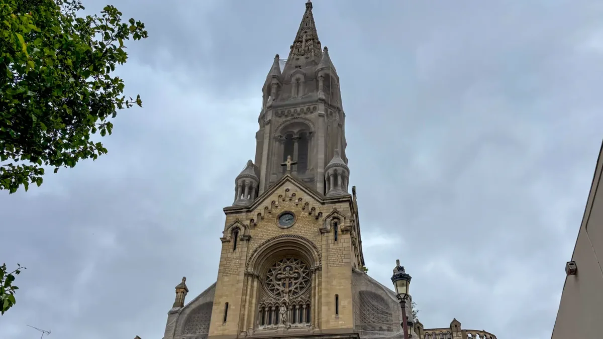 En la imagen, fachada de la iglesia decimonónica en la que han anidado dichas aves, en el barrio parisino de Ménilmontant.