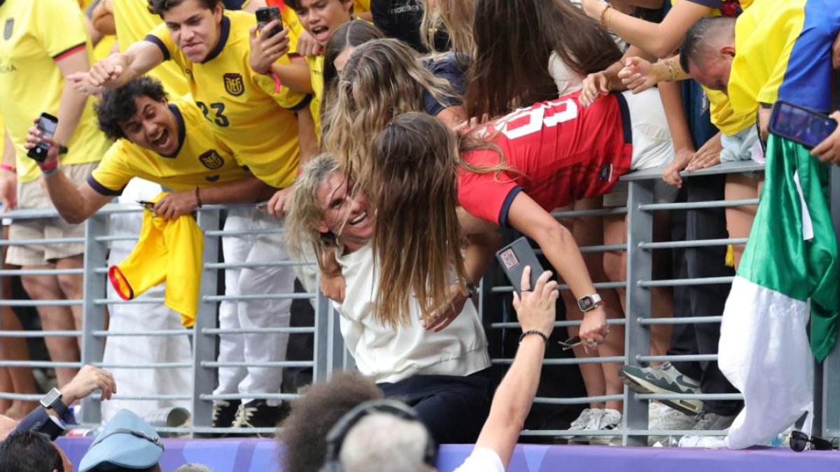 El técnico ecuatoriano Sebastián Beccacece abrazado por los hinchas que lo resistían.