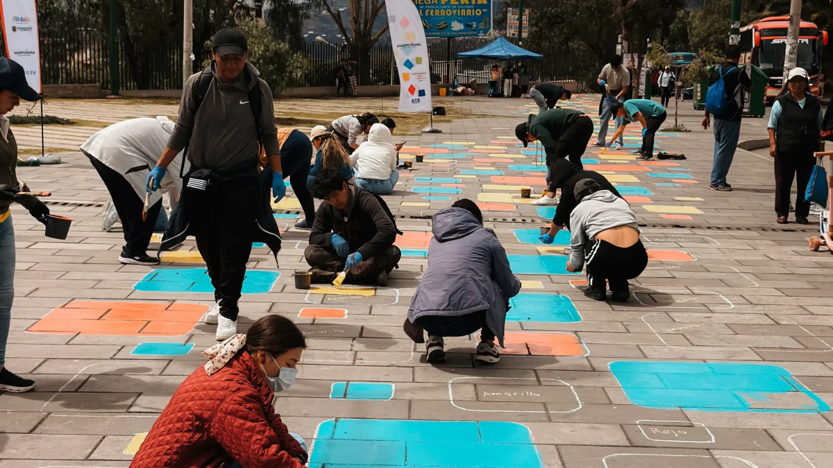 Estudiantes, artistas y gestores culturales participaron en la elaboración de los murales que transforman la fachada del Terminal Terrestre de Ingahurco.