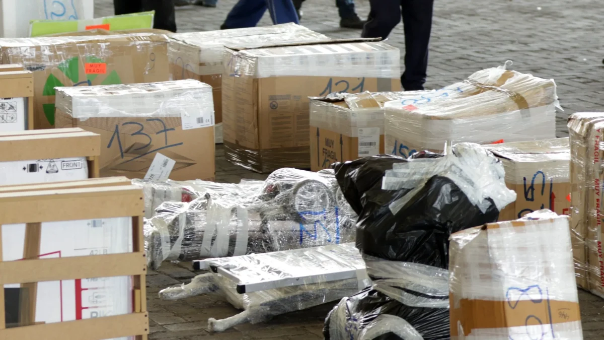 Una foto referencial que muestra la cantidad de cintas que se pone en las cajas para enviar.