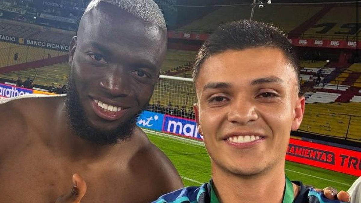 El influencer ecuatoriano Bocha Deportes no estará en el estadio Azteca. En la foto junto a Enner Valencia,