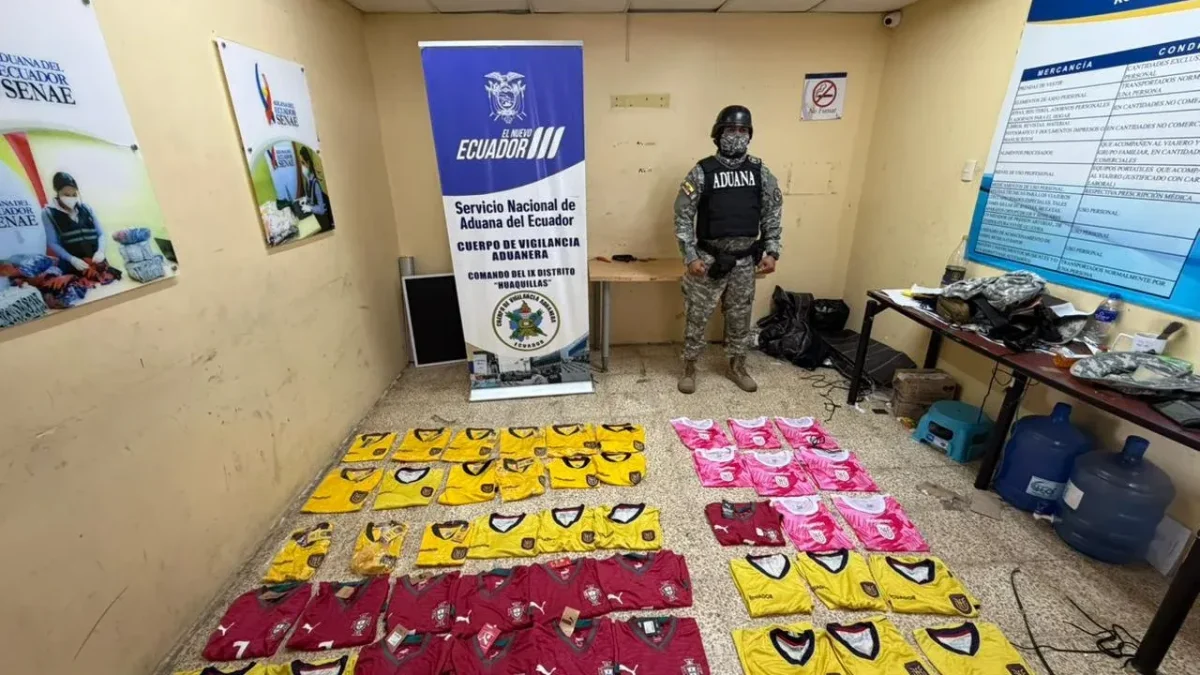 Parte de los uniformes de las selecciones que la Aduana aprehendió.