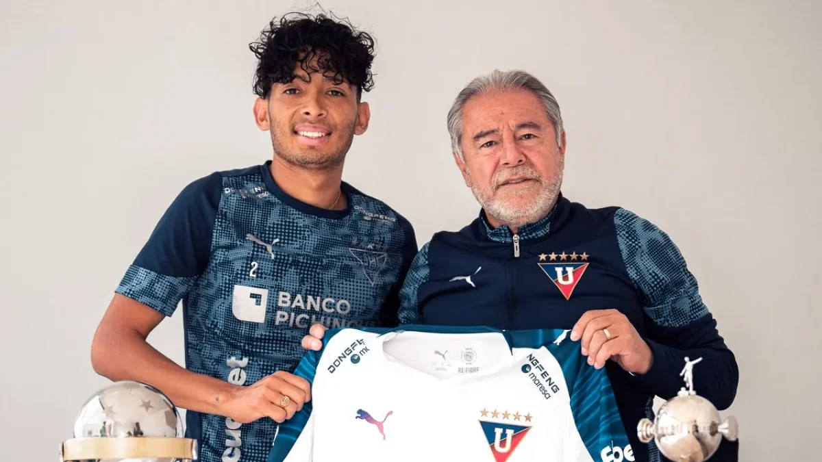 Frangoy Zambrano nuevo jugador de Liga de Quito e Issac Álvarez presidente del equipo.