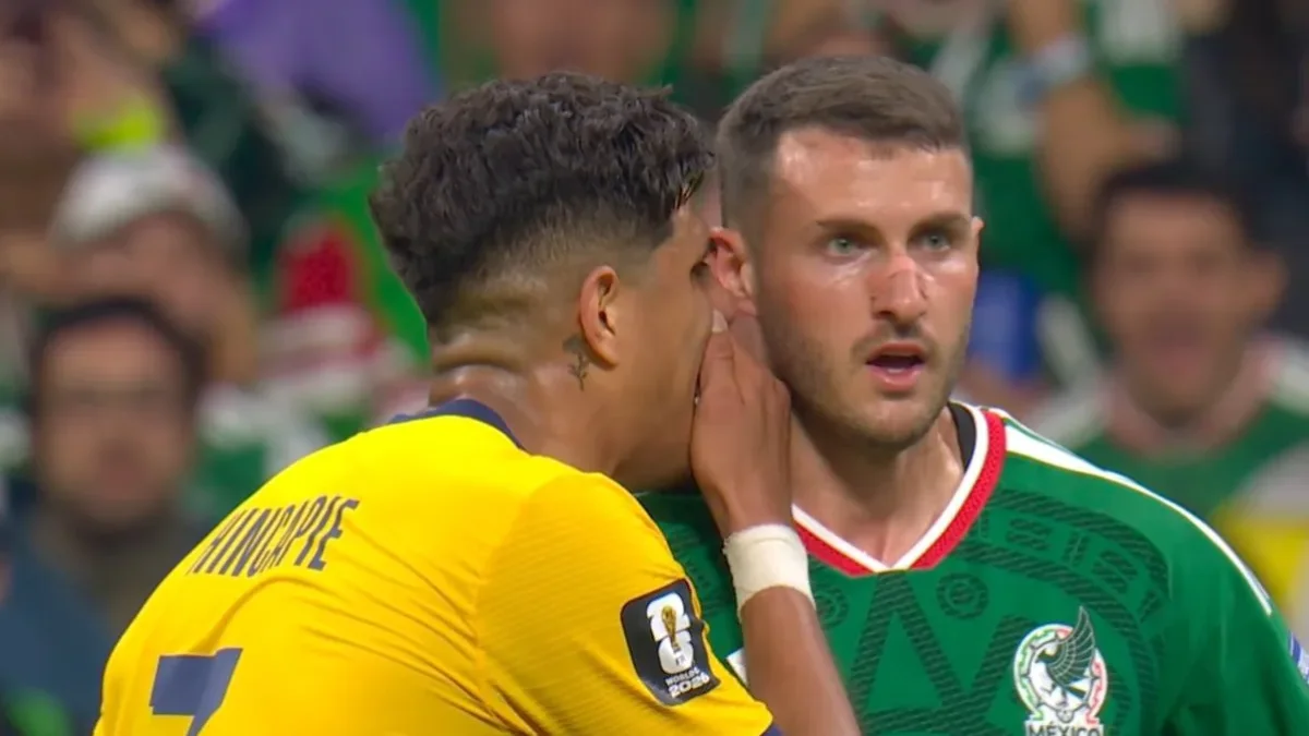 Piero Hincapié fue expulsado tras taparse la boca delante de Santiago Giménez en los minutos finales del Ecuador vs. México.
