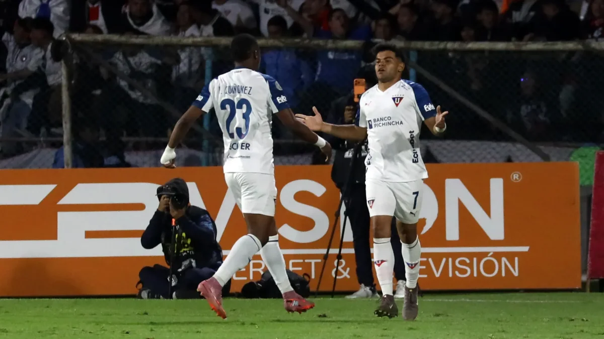 Futbolistas de Liga de Quito festejan un gol en un partido de la LigaPro 2026.