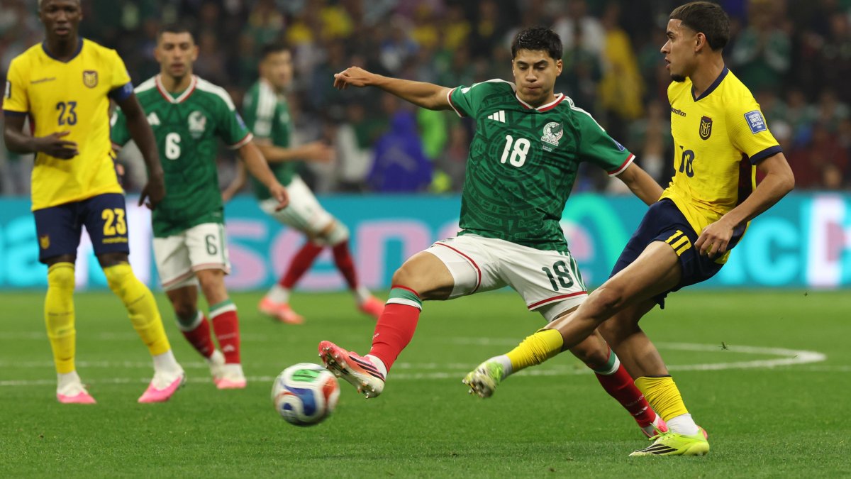 Obed Vargas (c) de México disputa un balón con Kendry Páez (d) de Ecuador en el reciente partido donde la Tri quedó eliminada del Mundial.