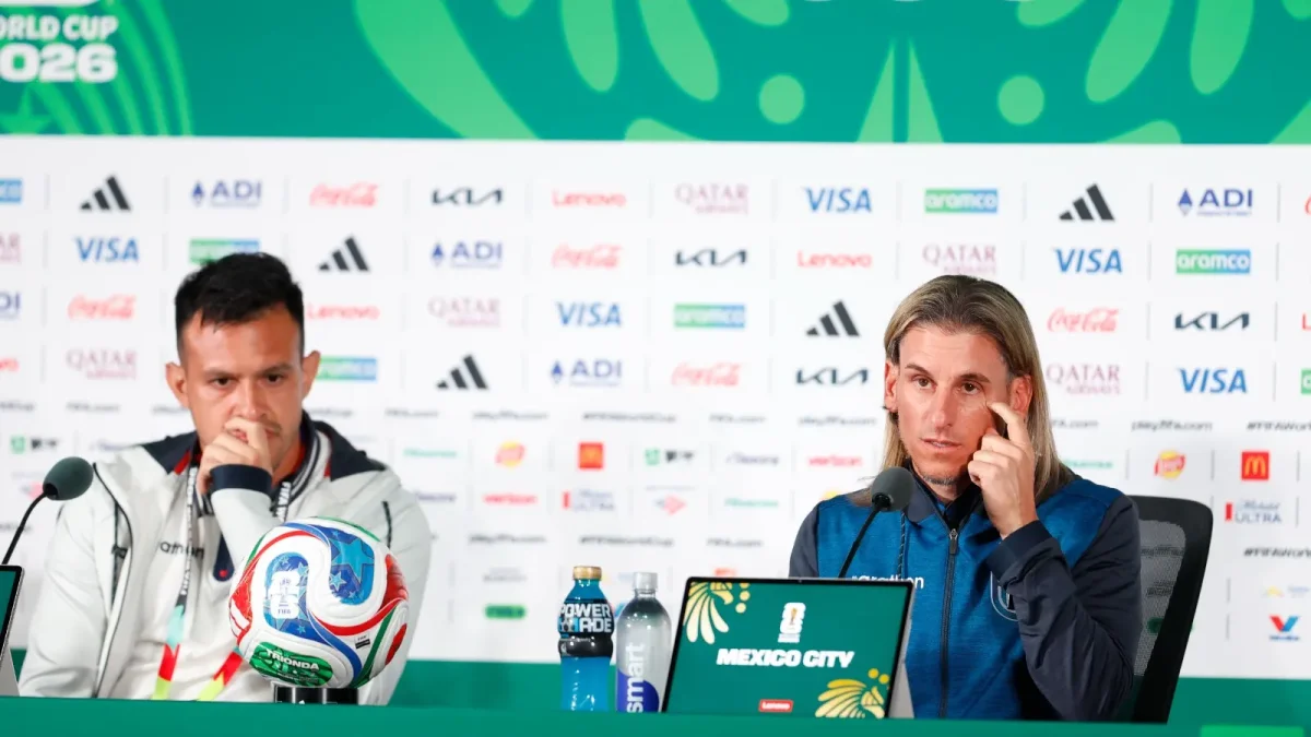 Sebastián Beccacece (d) dejó a la selección de Ecuador al ser eliminado del Mundial 2026.