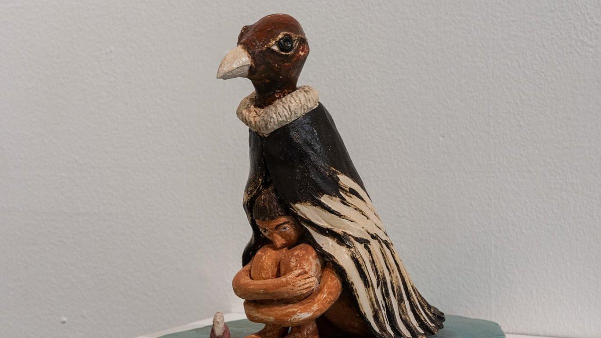 A través de la escultura, el artista entra en diálogo con los ritmos, residuos y fluctuaciones del Machángara.