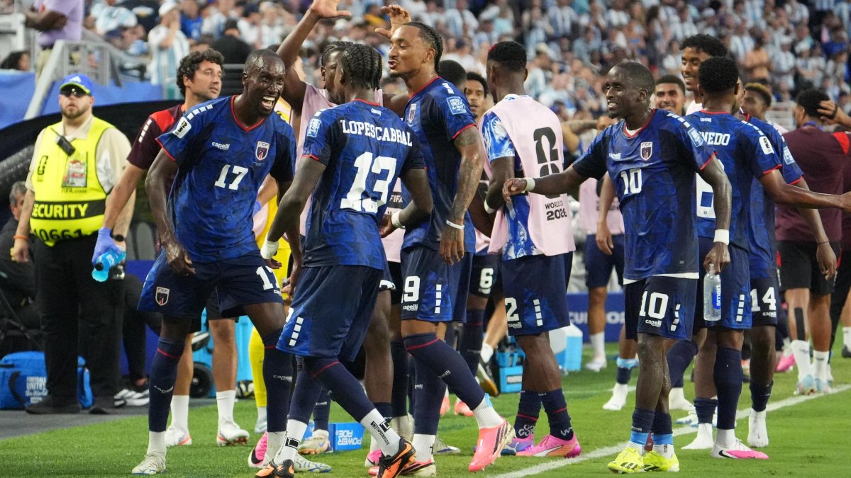 Jugadores de Cabo Verde celebraron el gol de Sidny Lopes Cabral ante Argentina.