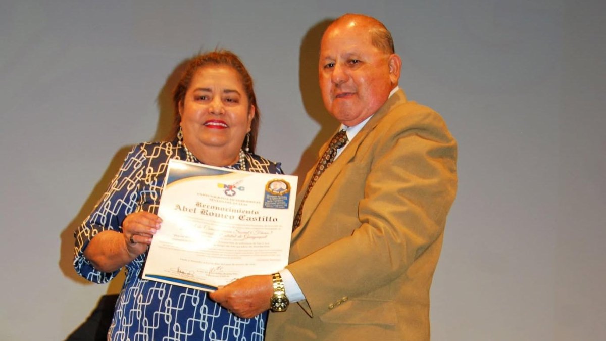José Peña Fuentes (der) mientras entregaba un reconocimiento.
