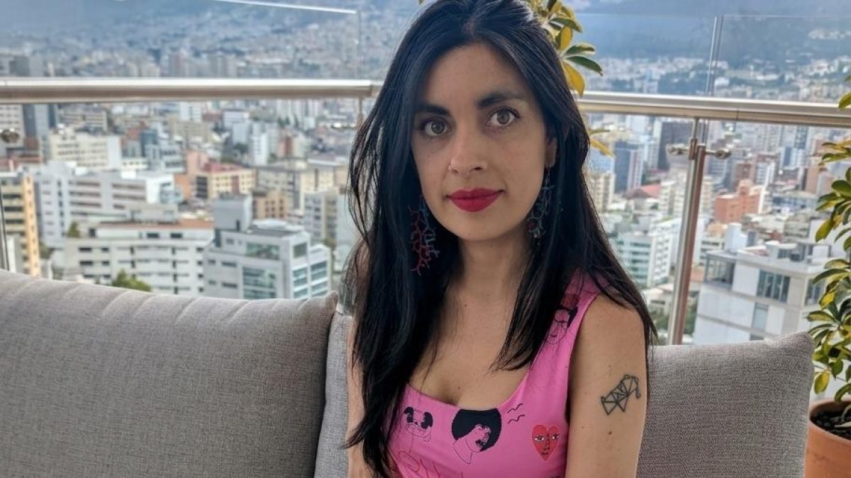 Anabel Llerena es cineasta e ilustradora ecuatoriana. Creó la página La Cuca Ilustrada, desde donde surgieron sus dos novelas gráficas.