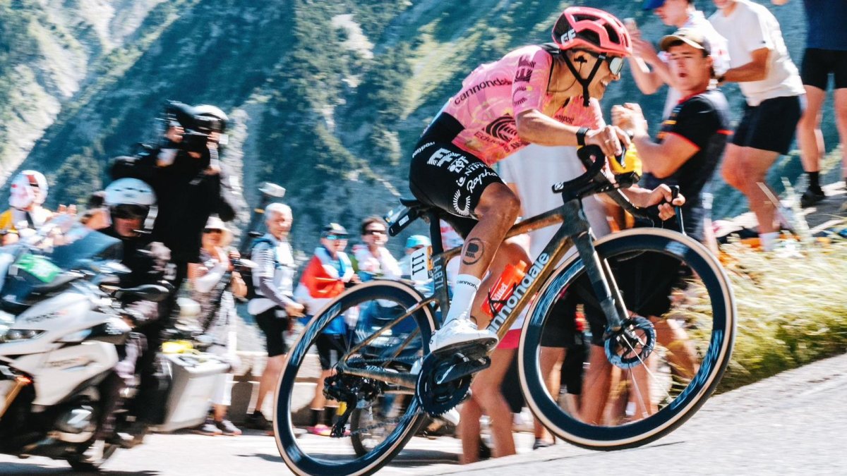 Richard Carapaz escala posiciones y apunta a los premios de montaña en el Tour de Francia 2026