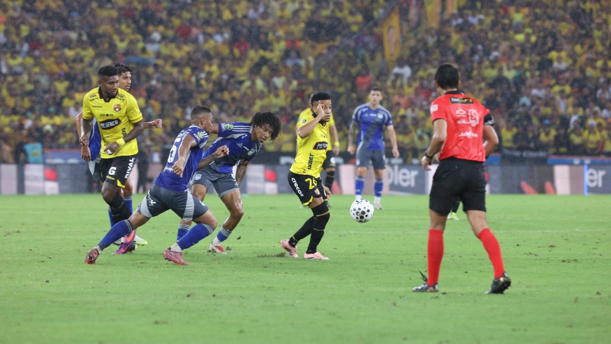 Emelec buscará romper su mala racha como local frente a Barcelona SC en el Clásico del Astillero 239.