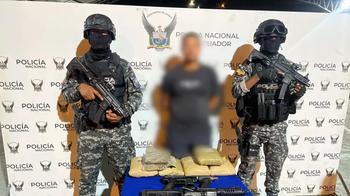 Alias El Gato fue detenido durante un allanamiento en Rioverde, donde también se decomisaron armas, municiones y marihuana.