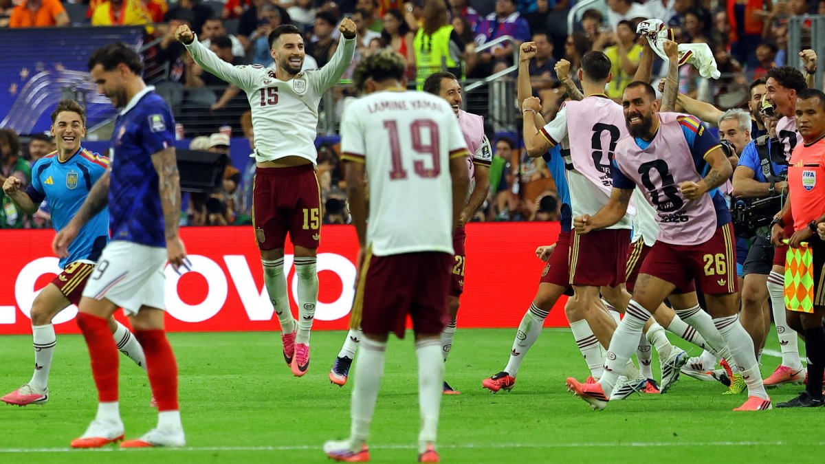 Jugadores de la selección española tras el pitazo final del partido ante Francia que terminó 2-0.