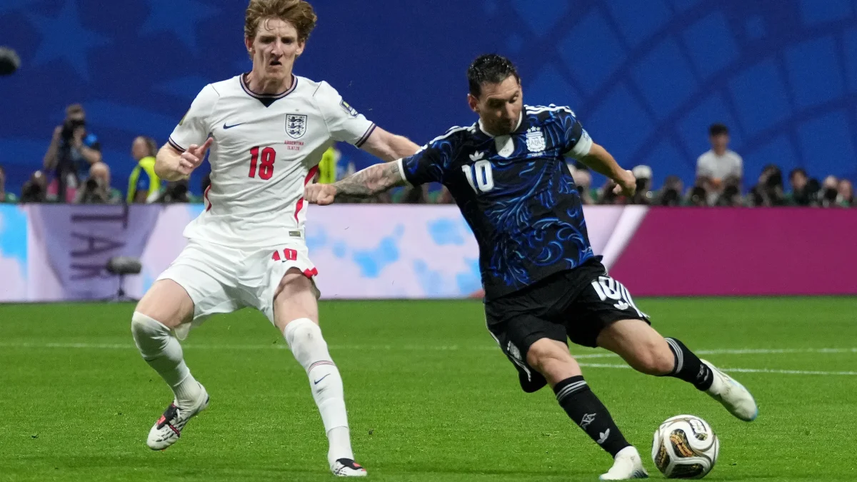 Lionel Messi (d) completa un remate al arco ante los ingleses.