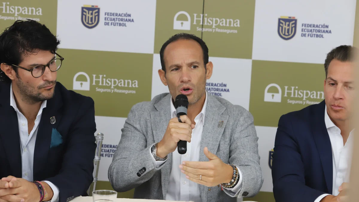 Francisco Egas (c), principal directivo de la Federación Ecuatoriana de Fútbol.