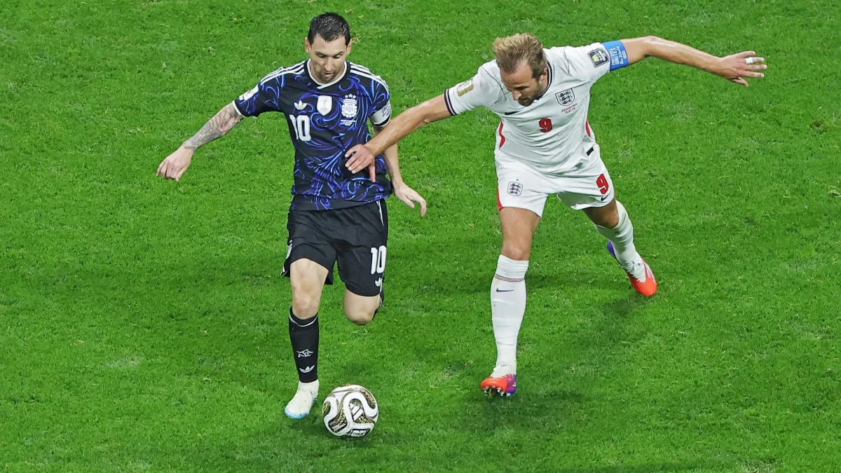 Lionel Messi (i) supera la marca de Harry Kane.
