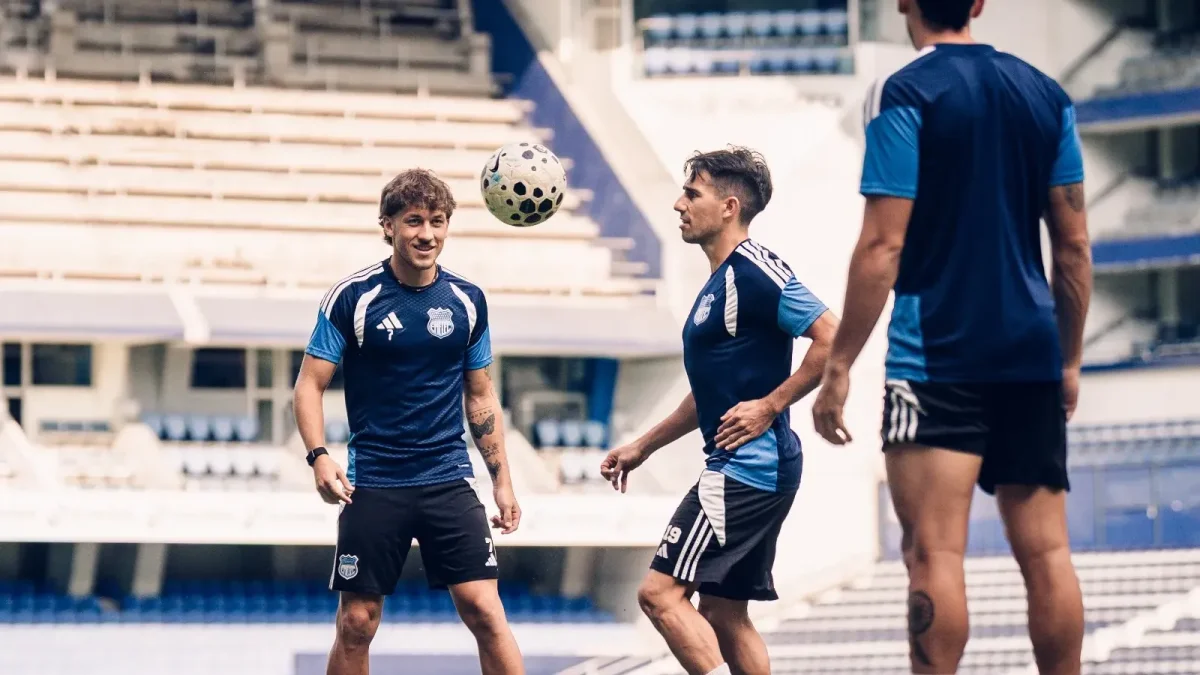 Luca Klimowicz (i) comandará la delantera de Emelec ante Orense.