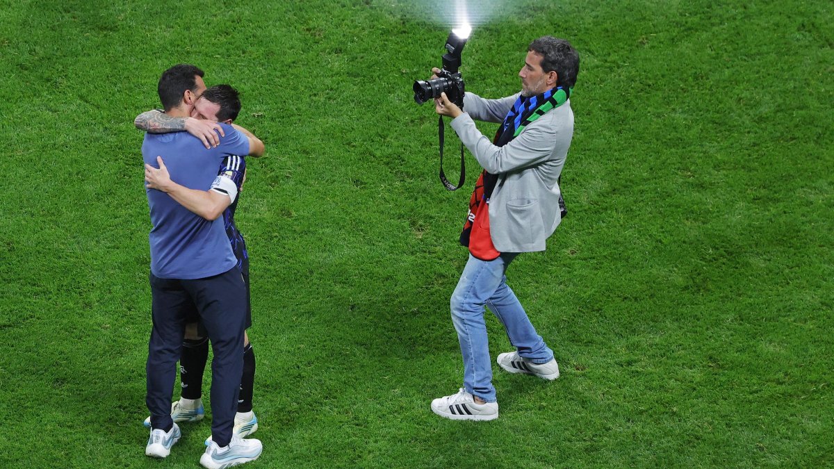El director técnico argentino Lionel Scaloni se fundió en un abrazo de felicitación con Lionel Messi tras la derrota ante los inlgeses.