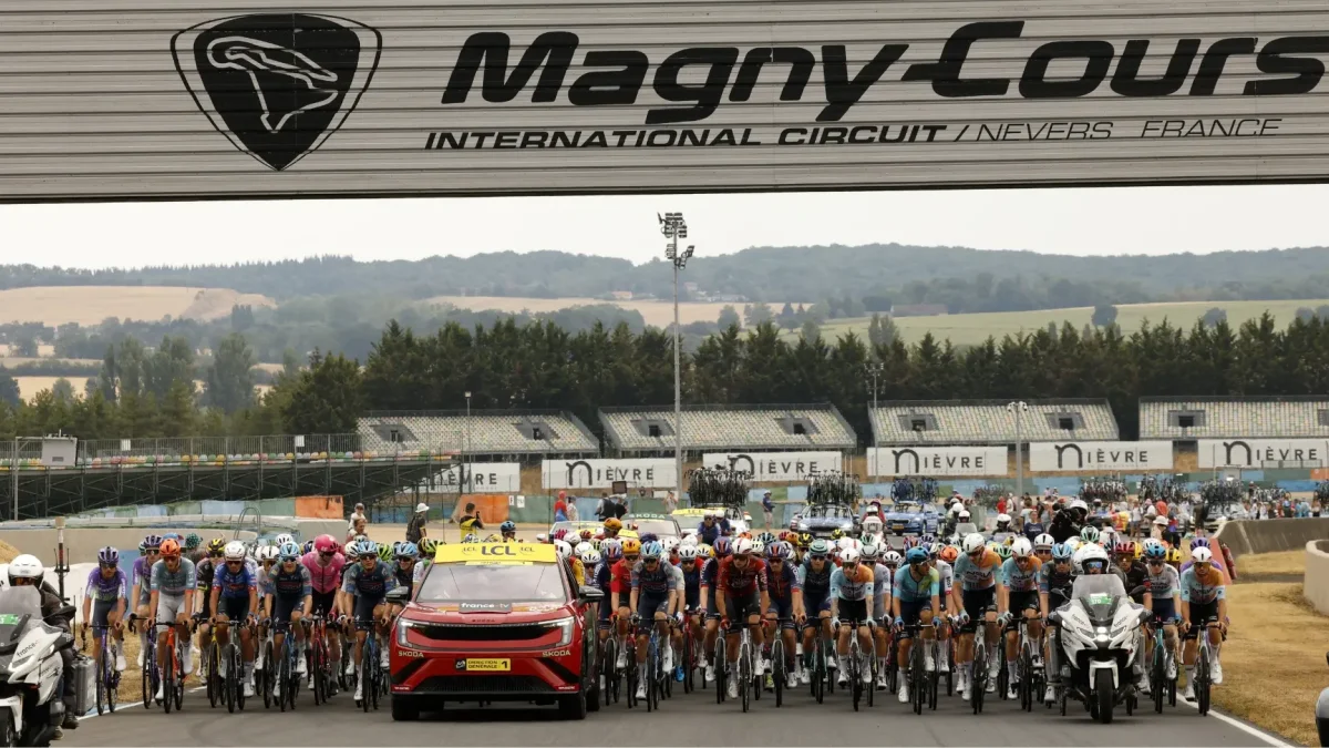 Los ciclistas recorren el Circuito Nevers Magny-Cours durante el inicio de la etapa 12 del Tour de Francia.