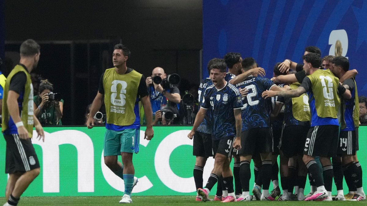 Jugadores de Argentina celebran en el partido de semifinales del Mundial tras vencer a Inglaerra 2-1.